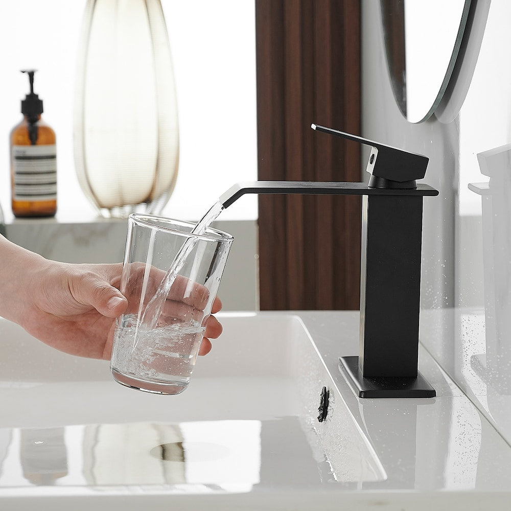 Robinet de salle de bain monotrou à poignée unique et à arc bas 6004 Waterfall avec ensemble de vidange en noir mat