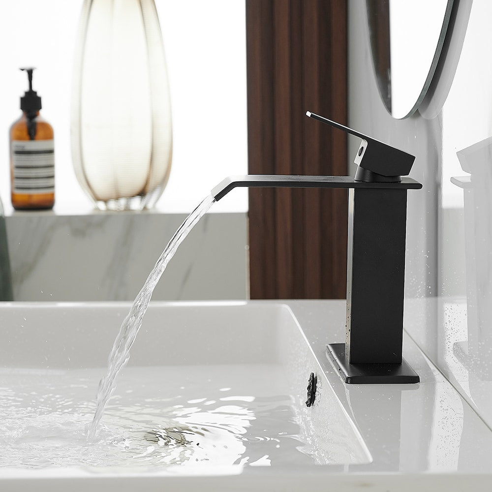 Robinet de salle de bain monotrou à poignée unique et à arc bas 6004 Waterfall avec ensemble de vidange en noir mat
