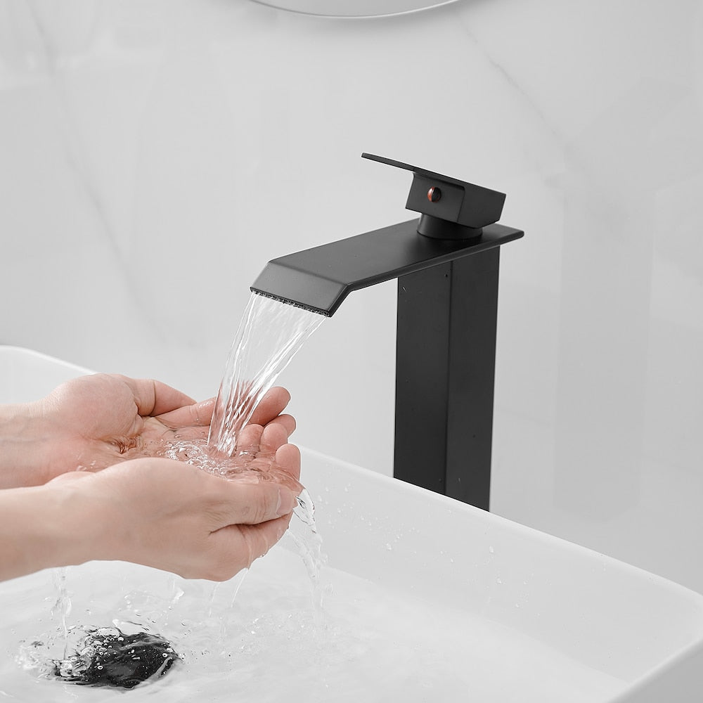 Robinet de lavabo de salle de bains à poignée unique à trou unique en cascade avec kit de vidange en noir mat
