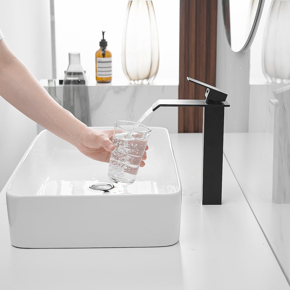 Robinet de lavabo de salle de bains à poignée unique à trou unique en cascade avec kit de vidange en noir mat