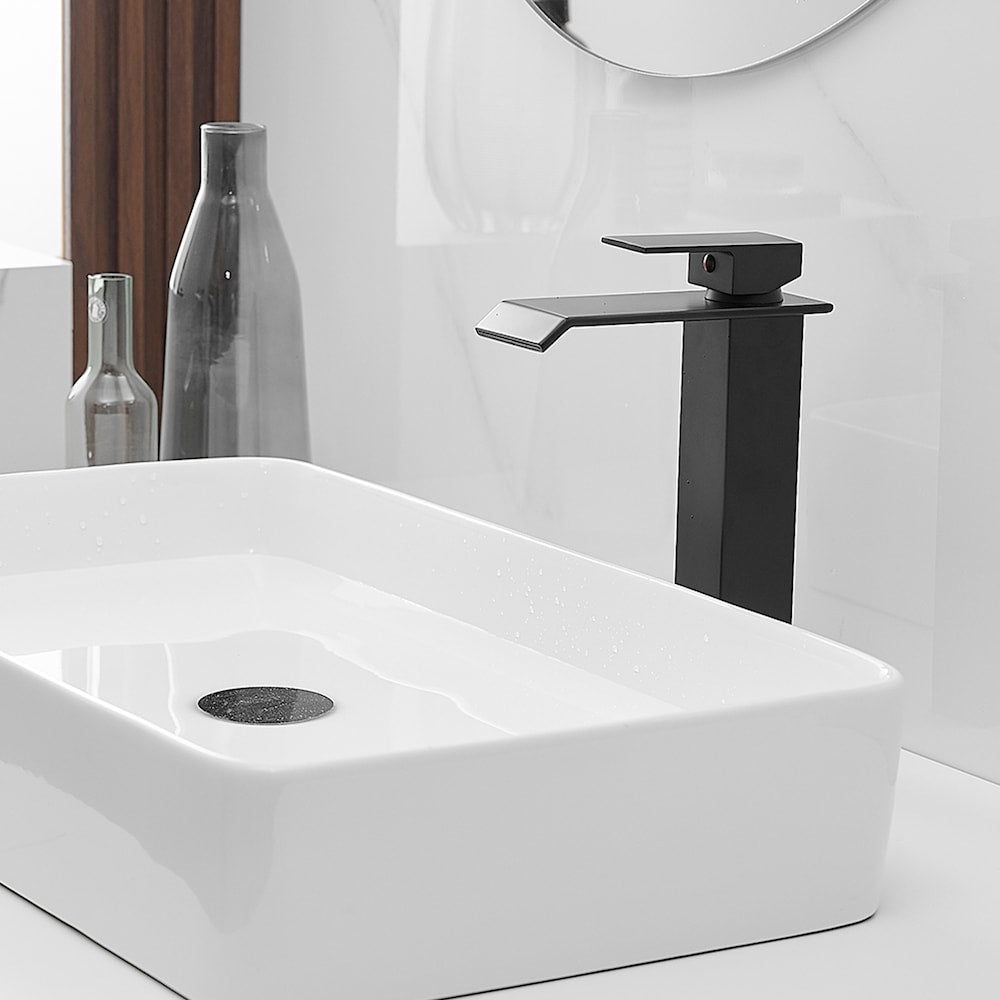 Robinet de lavabo de salle de bains à poignée unique à trou unique en cascade avec kit de vidange en noir mat