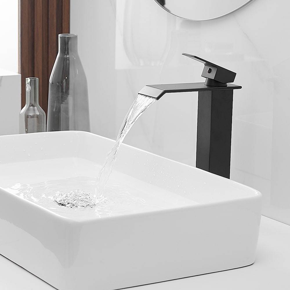 Robinet de lavabo de salle de bains à poignée unique à trou unique en cascade avec kit de vidange en noir mat