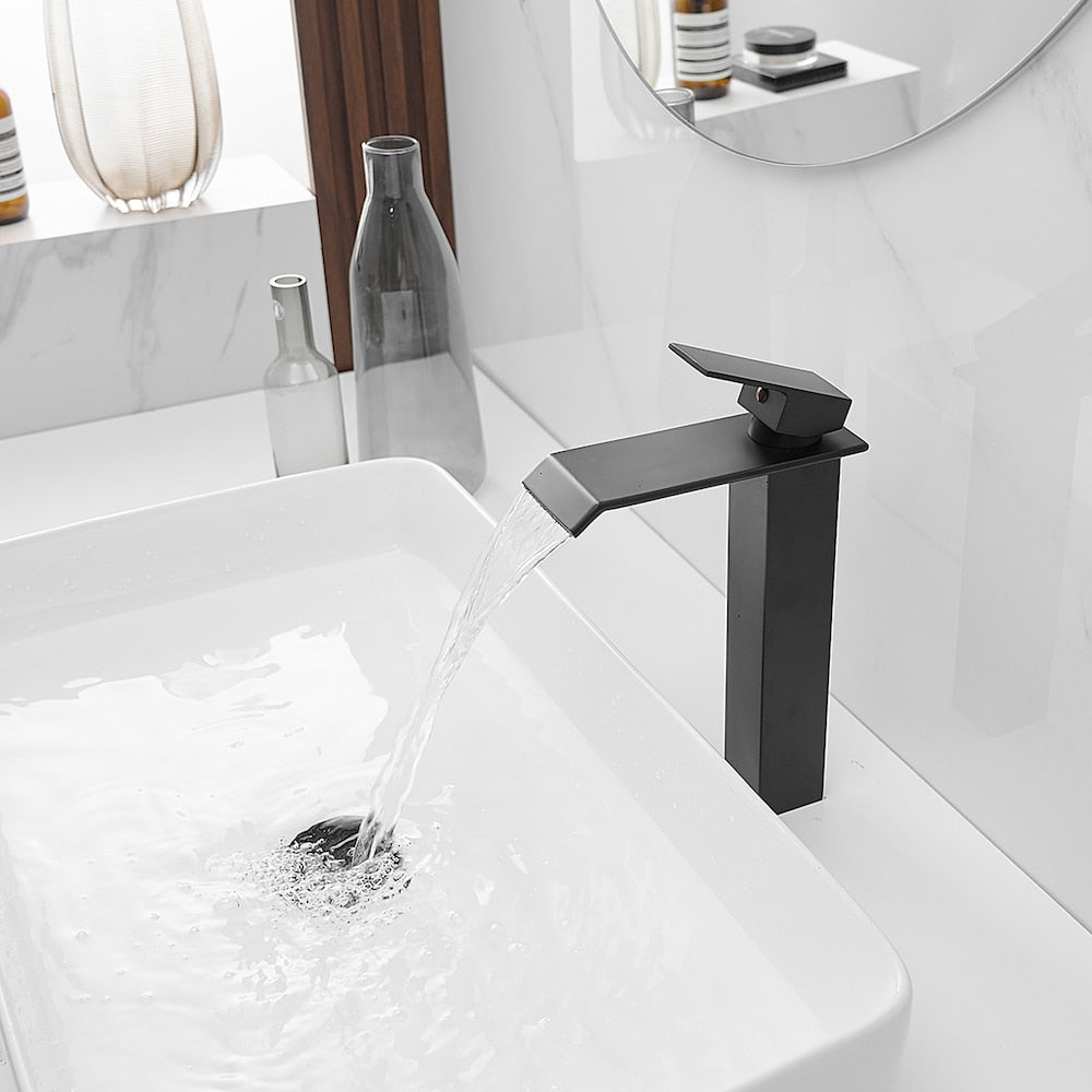 Robinet de lavabo de salle de bains à poignée unique à trou unique en cascade avec kit de vidange en noir mat