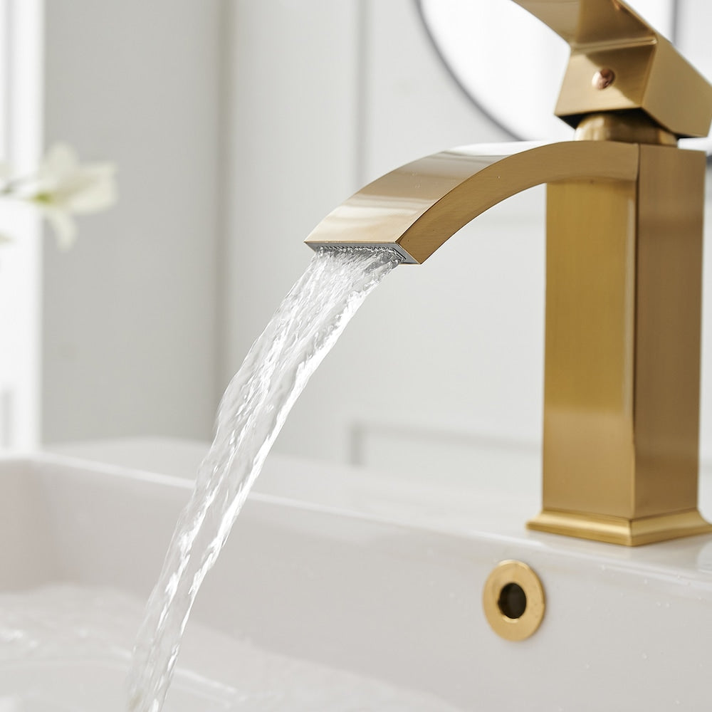 Robinet de salle de bain monotrou à cascade et poignée unique en or brossé