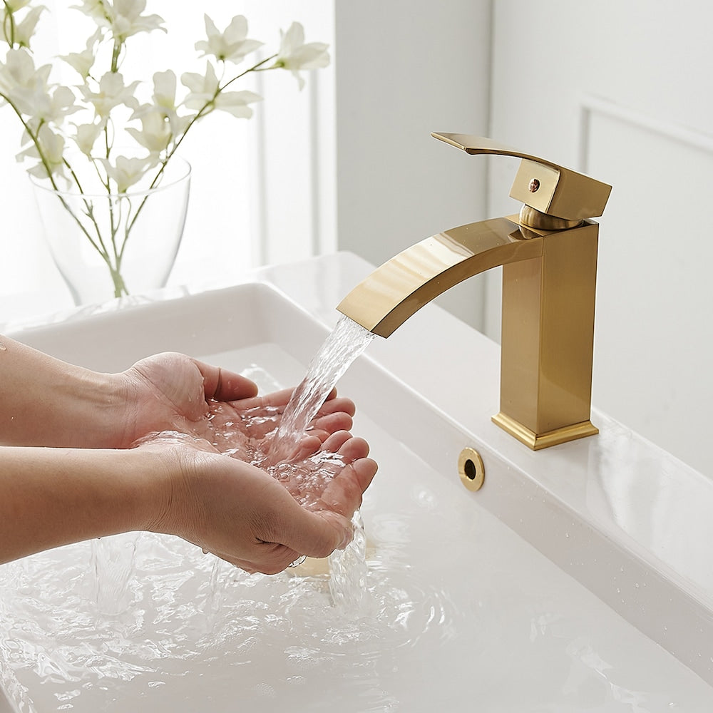 Robinet de salle de bain monotrou à cascade et poignée unique en or brossé
