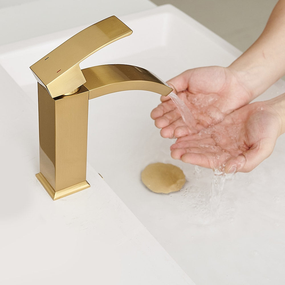 Robinet de salle de bain monotrou à cascade et poignée unique en or brossé