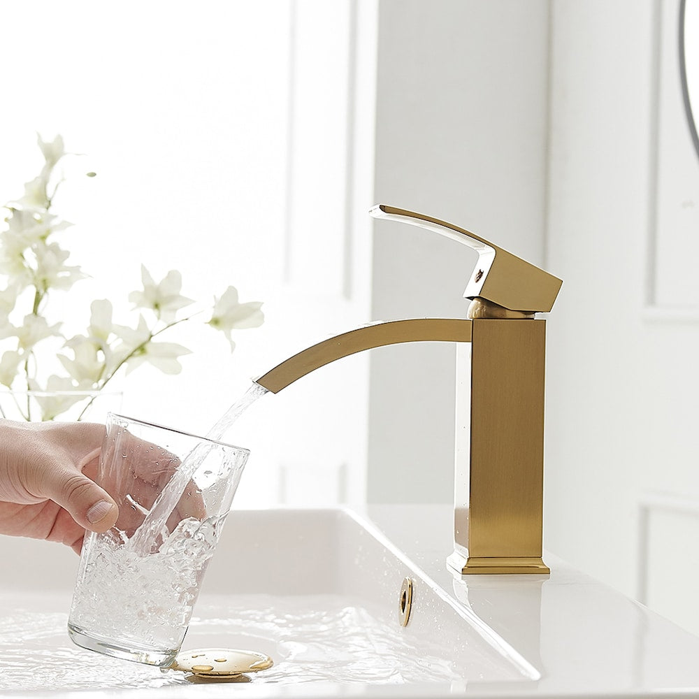 Robinet de salle de bain monotrou à cascade et poignée unique en or brossé