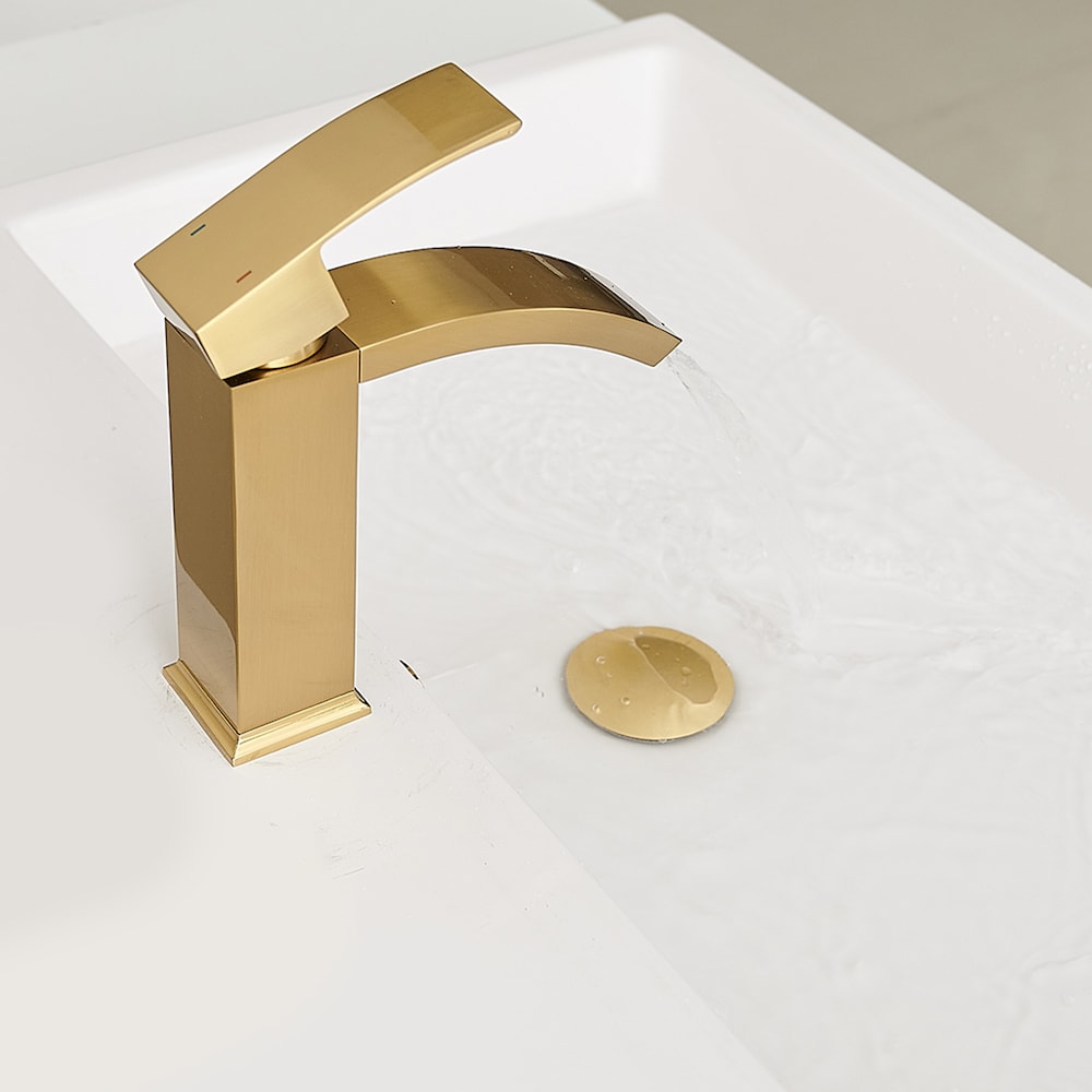 Robinet de salle de bain monotrou à cascade et poignée unique en or brossé