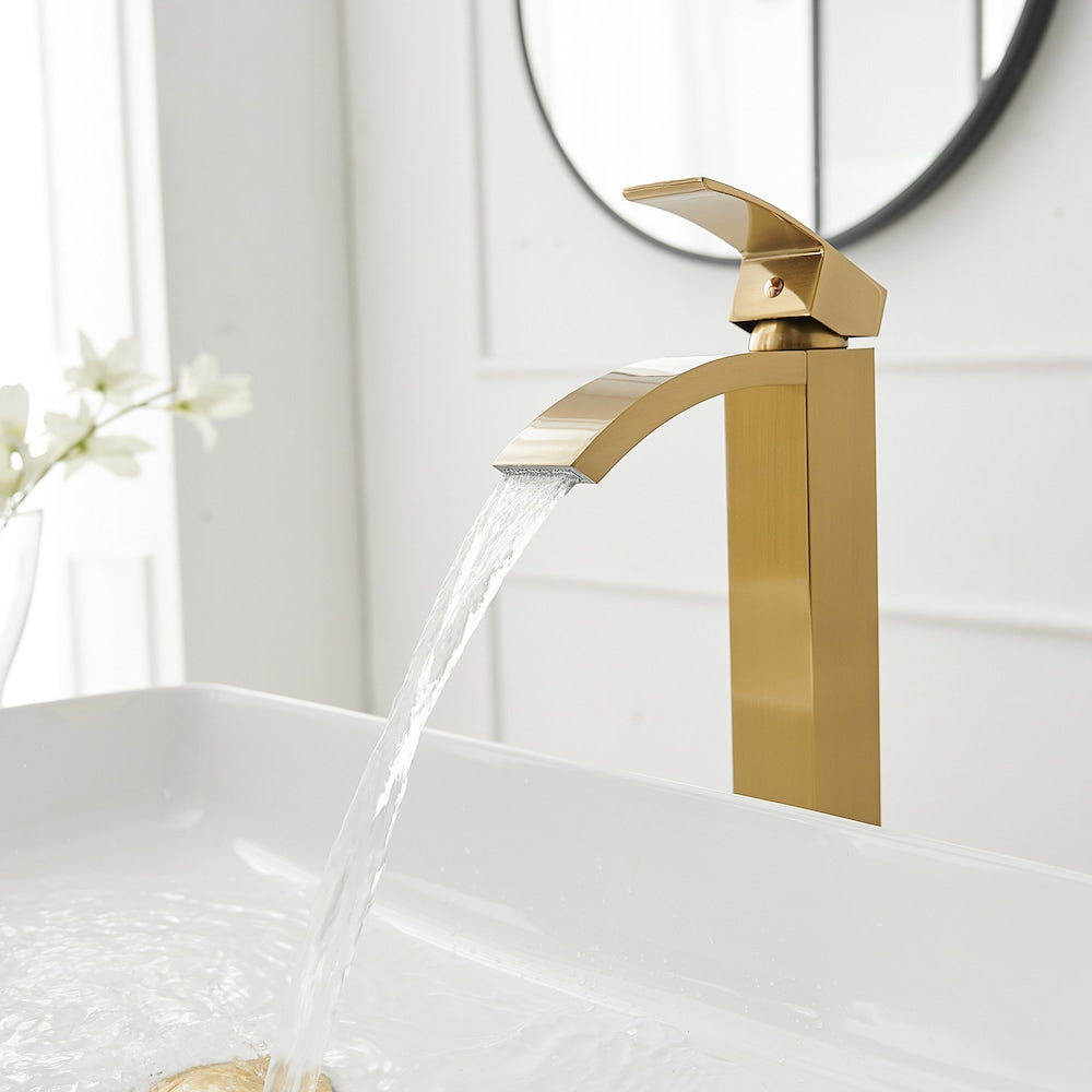 Robinet de lavabo de salle de bains à poignée unique à trou unique en cascade en or brossé