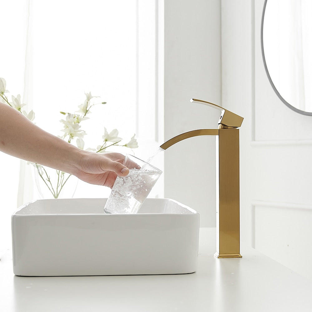 Robinet de lavabo de salle de bains à poignée unique à trou unique en cascade en or brossé