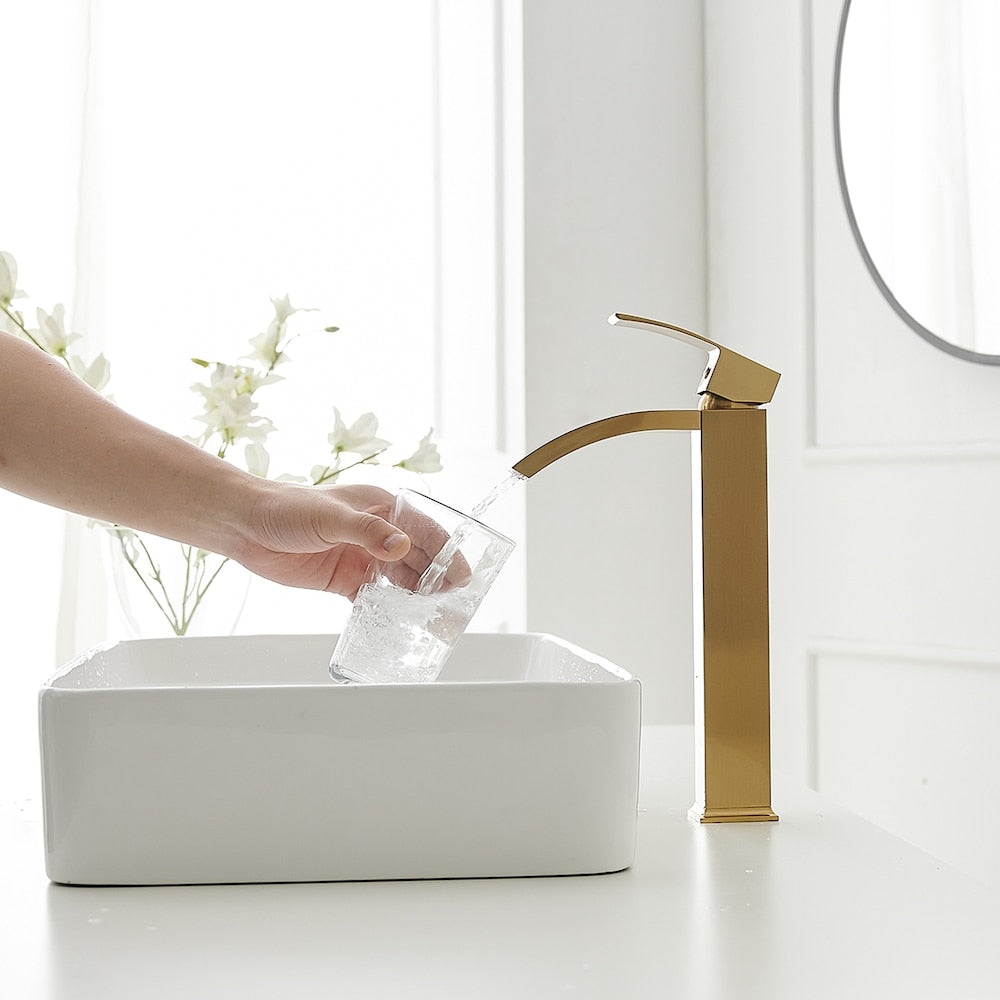 Robinet de lavabo de salle de bains à poignée unique à trou unique en cascade en or brossé