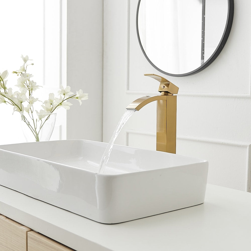 Robinet de lavabo de salle de bains à poignée unique à trou unique en cascade en or brossé
