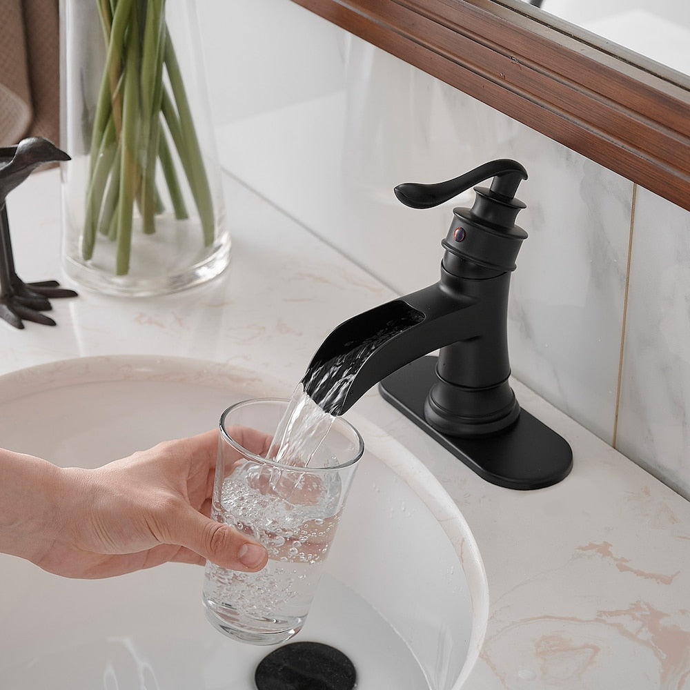 Robinet de salle de bain à un trou et à poignée unique en cascade avec ensemble de vidange en noir mat