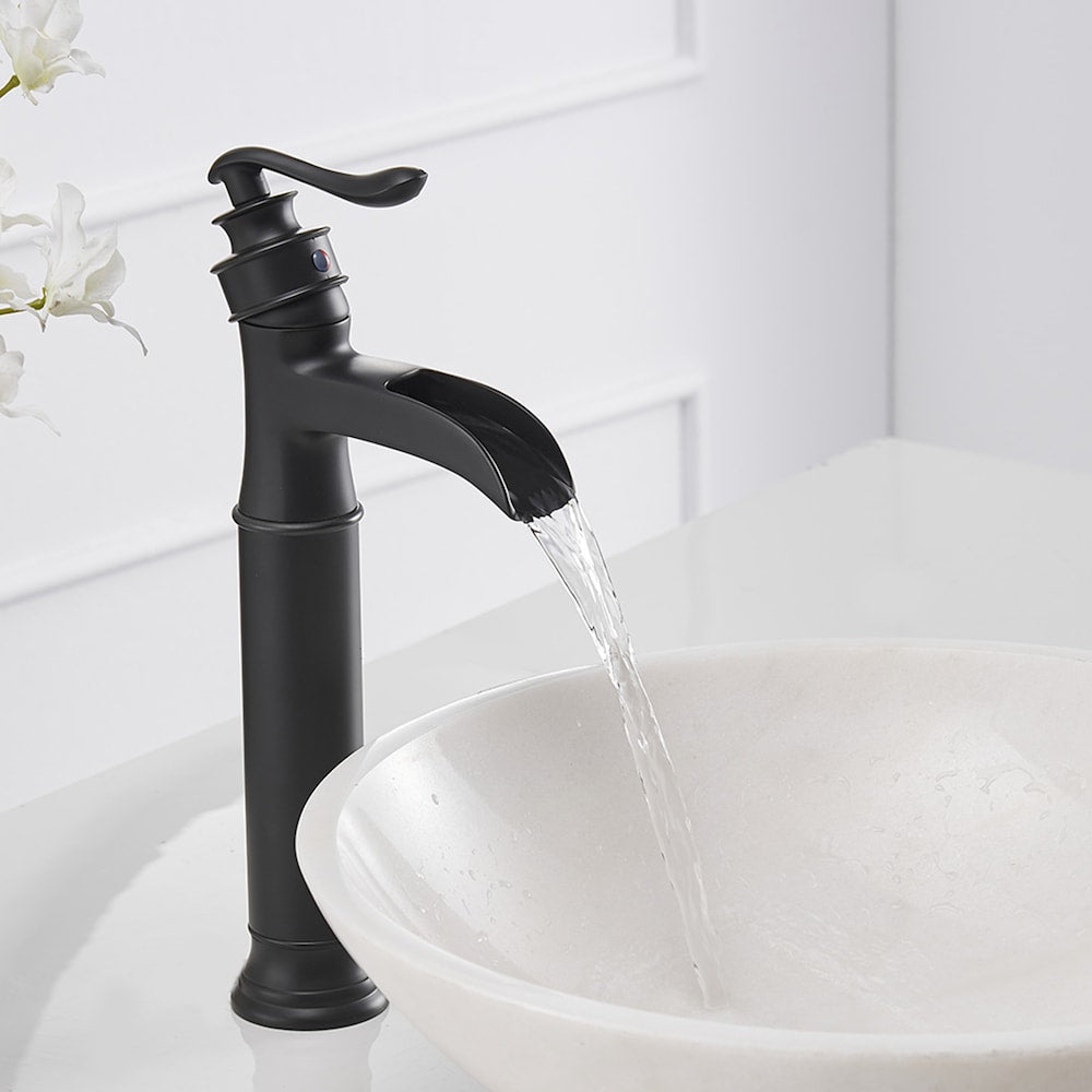 Robinet de salle de bain à poignée unique et trou unique en cascade avec ensemble de vidange en noir mat