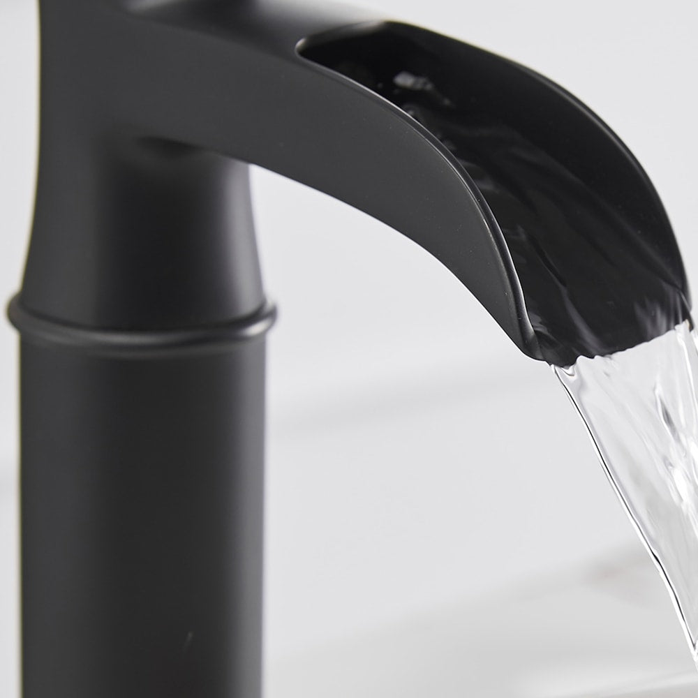 Robinet de salle de bain à poignée unique et trou unique en cascade avec ensemble de vidange en noir mat