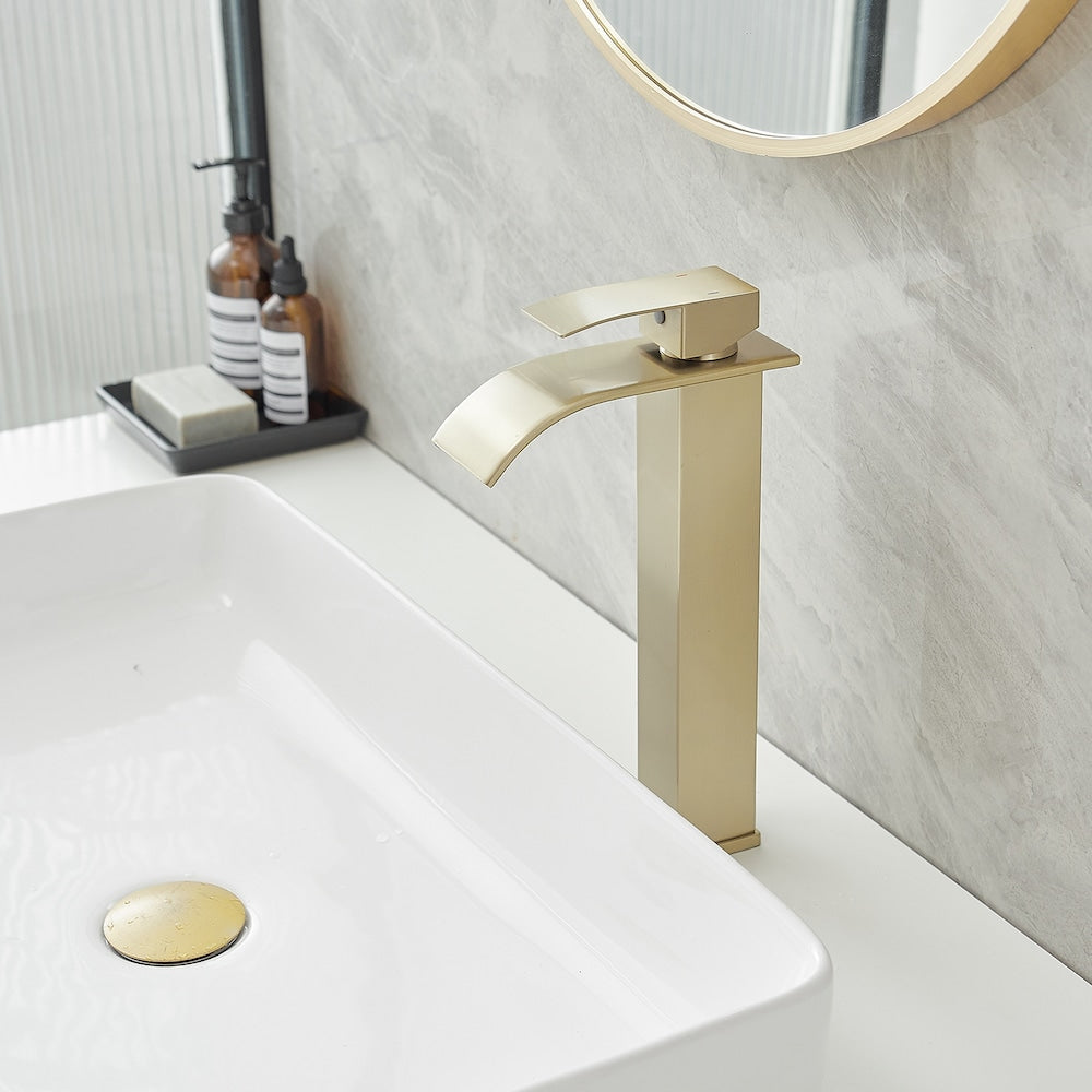 Robinet de lavabo de salle de bains à poignée unique à trou unique en cascade avec tuyau d'alimentation en or brossé