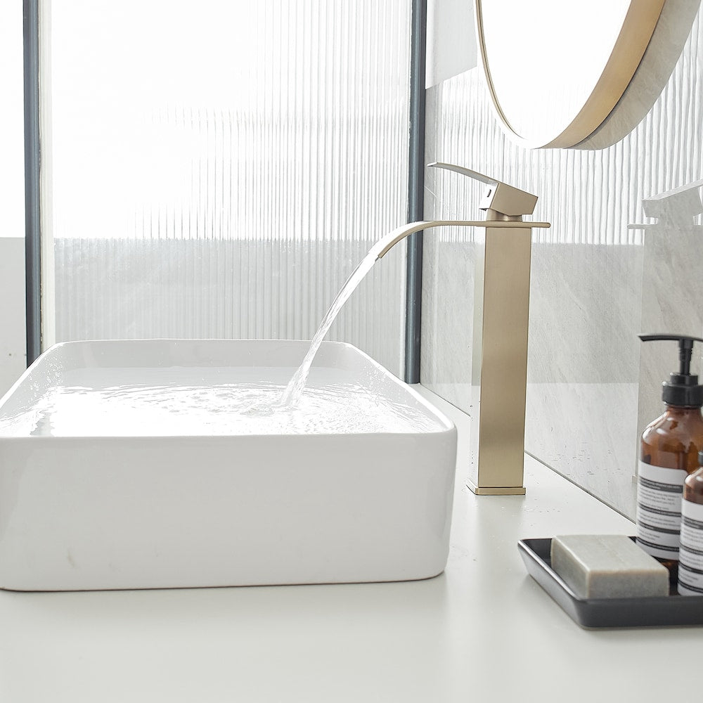 Robinet de lavabo de salle de bains à poignée unique à trou unique en cascade avec tuyau d'alimentation en or brossé