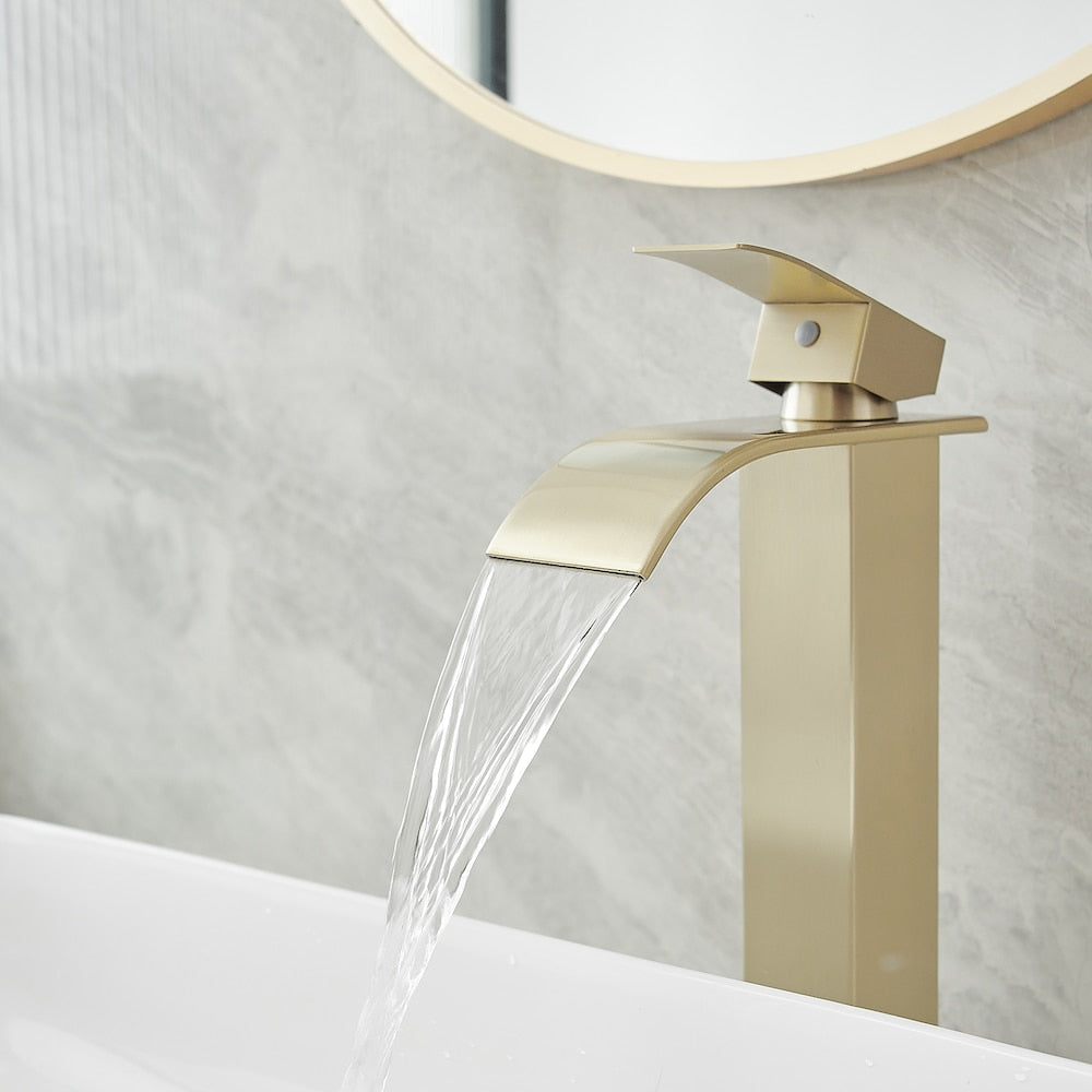 Robinet de lavabo de salle de bains à poignée unique à trou unique en cascade avec tuyau d'alimentation en or brossé