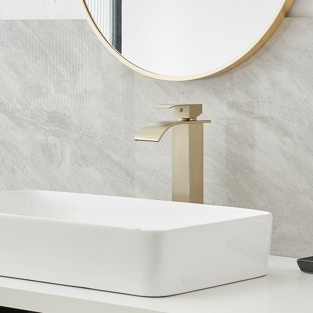 Robinet de lavabo de salle de bains à poignée unique à trou unique en cascade avec tuyau d'alimentation en or brossé