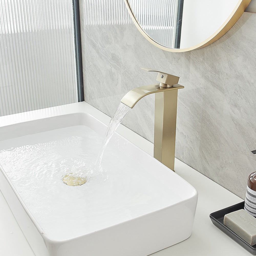 Robinet de lavabo de salle de bains à poignée unique à trou unique en cascade avec tuyau d'alimentation en or brossé