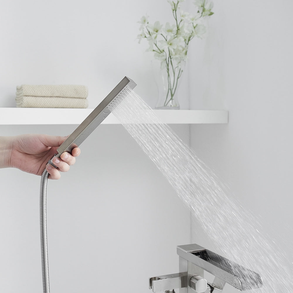 Robinet de baignoire autoportant à poignée unique avec douchette à main en nickel brossé