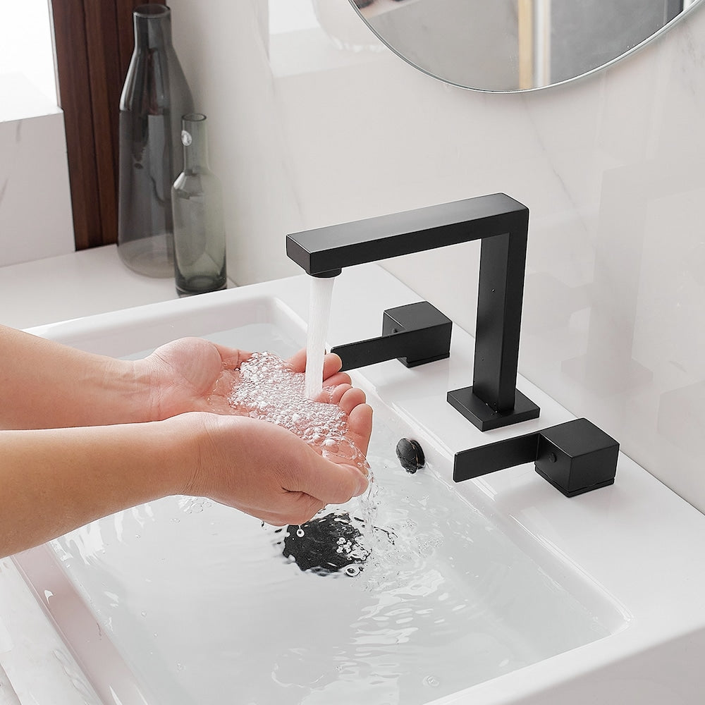 Robinet de salle de bain à double poignée à arc élevé de 8 pouces à économie d'eau avec kit de vidange en noir mat