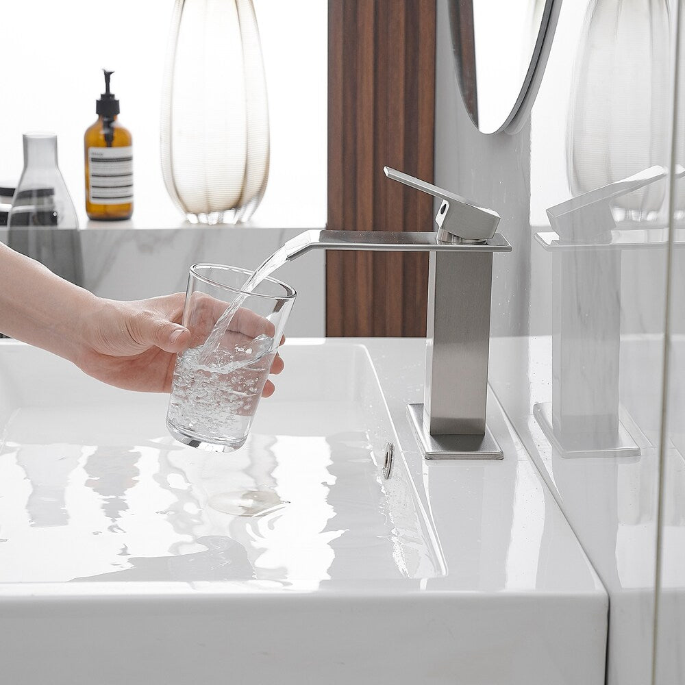 Robinet de salle de bain monotrou à poignée unique avec ensemble de vidage escamotable en nickel brossé
