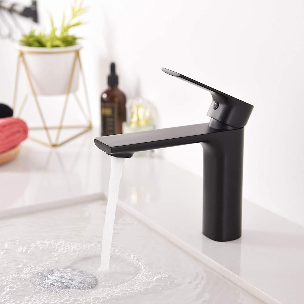 TIMELYSS Single Hole Single Handle Bathroom Faucet in Matte black