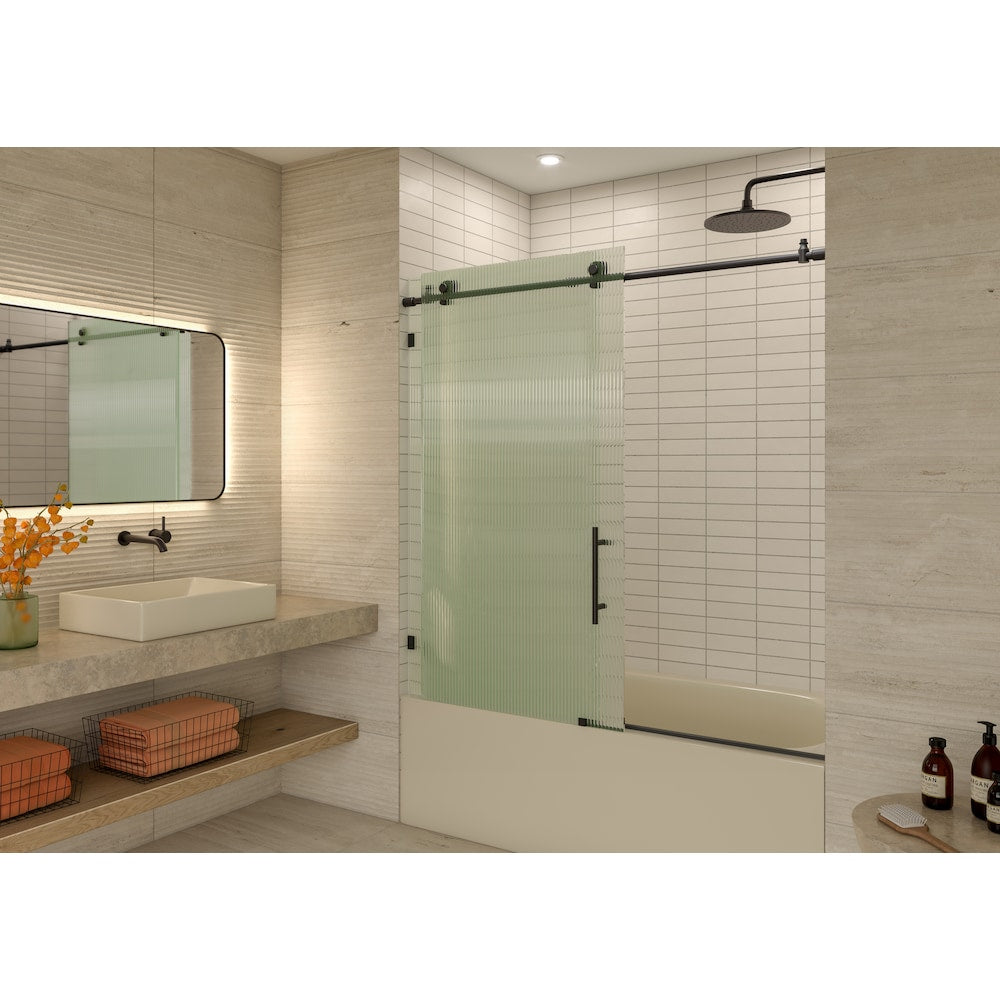 Porte de baignoire coulissante de 56 à 60 pouces de largeur x 60 pouces de hauteur en noir mat avec verre cannelé - Côté droit