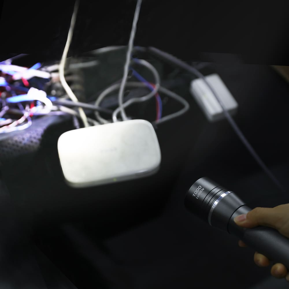 Lampe de poche LED en aluminium à 3 modes de 1 000 lumens (6 piles AA incluses)