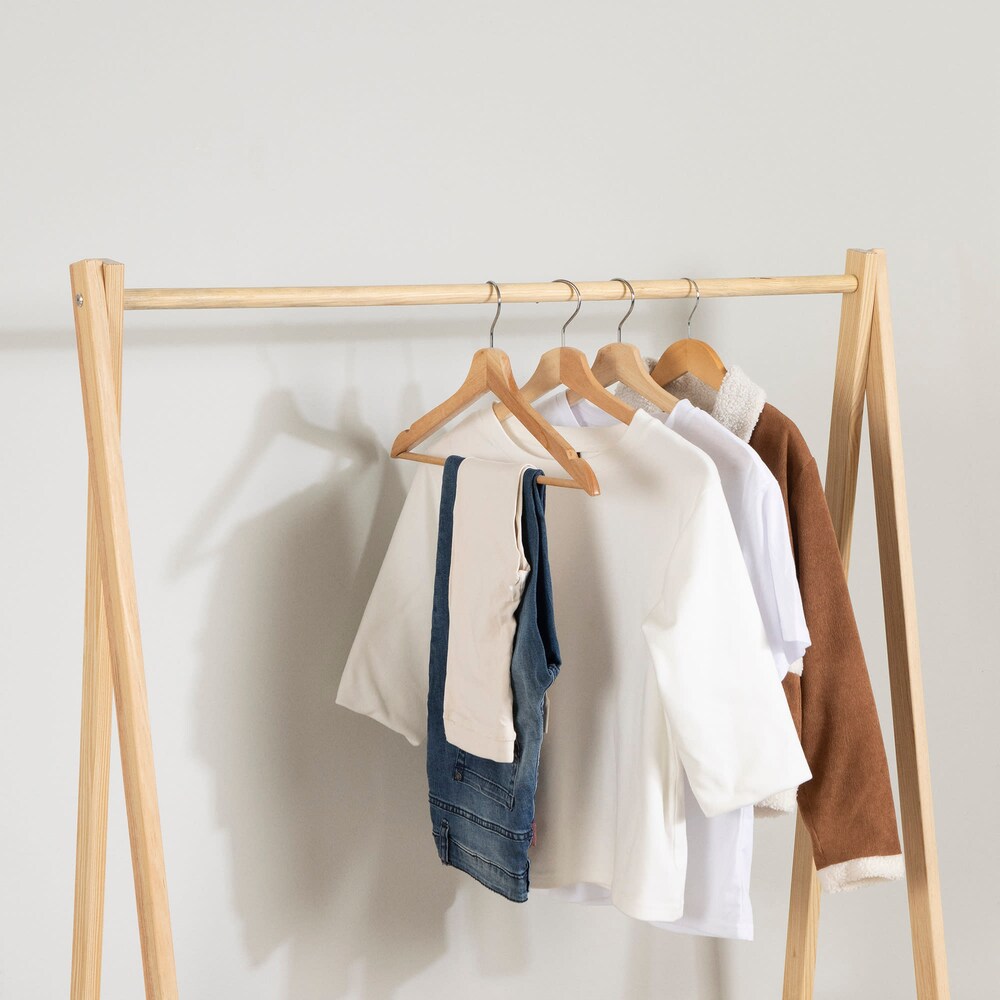 Portant à vêtements en bois Sweedi 41 po x 19 po x 56 po avec étagères de rangement pour enfants en naturel