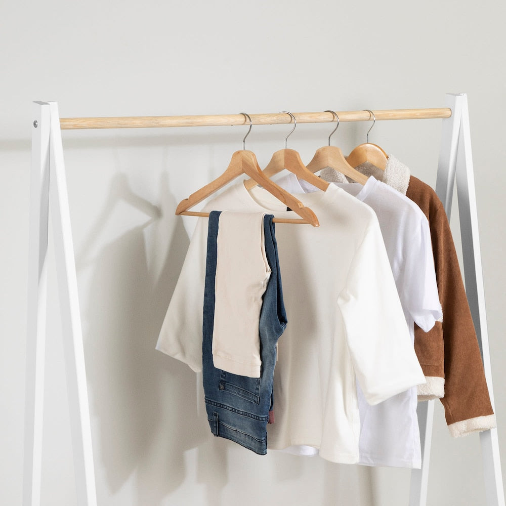 Sweedi 41 po x 19 po x 56 po Portant à vêtements en bois avec étagères de rangement pour enfants Blanc et naturel