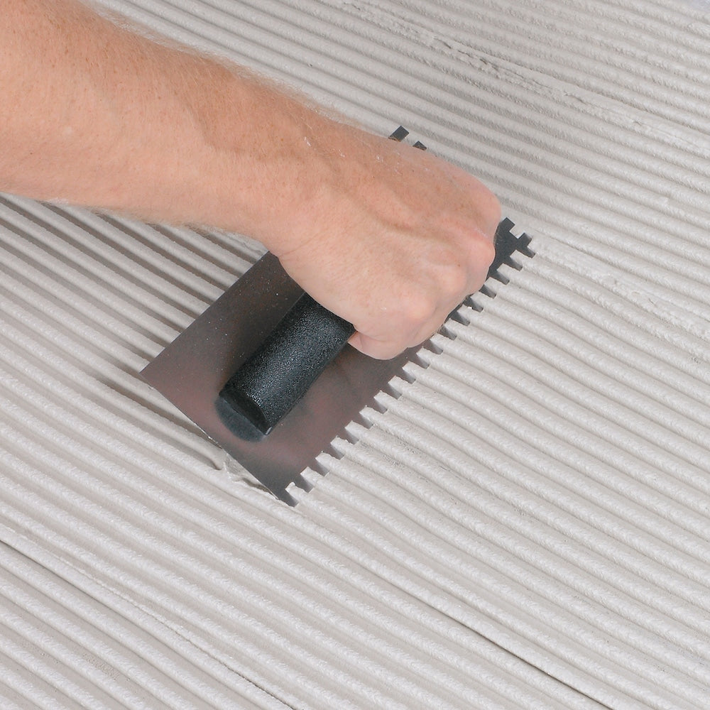 Truelle à plancher économique à encoches carrées de 1/4 po x 3/8 po x 1/4 po