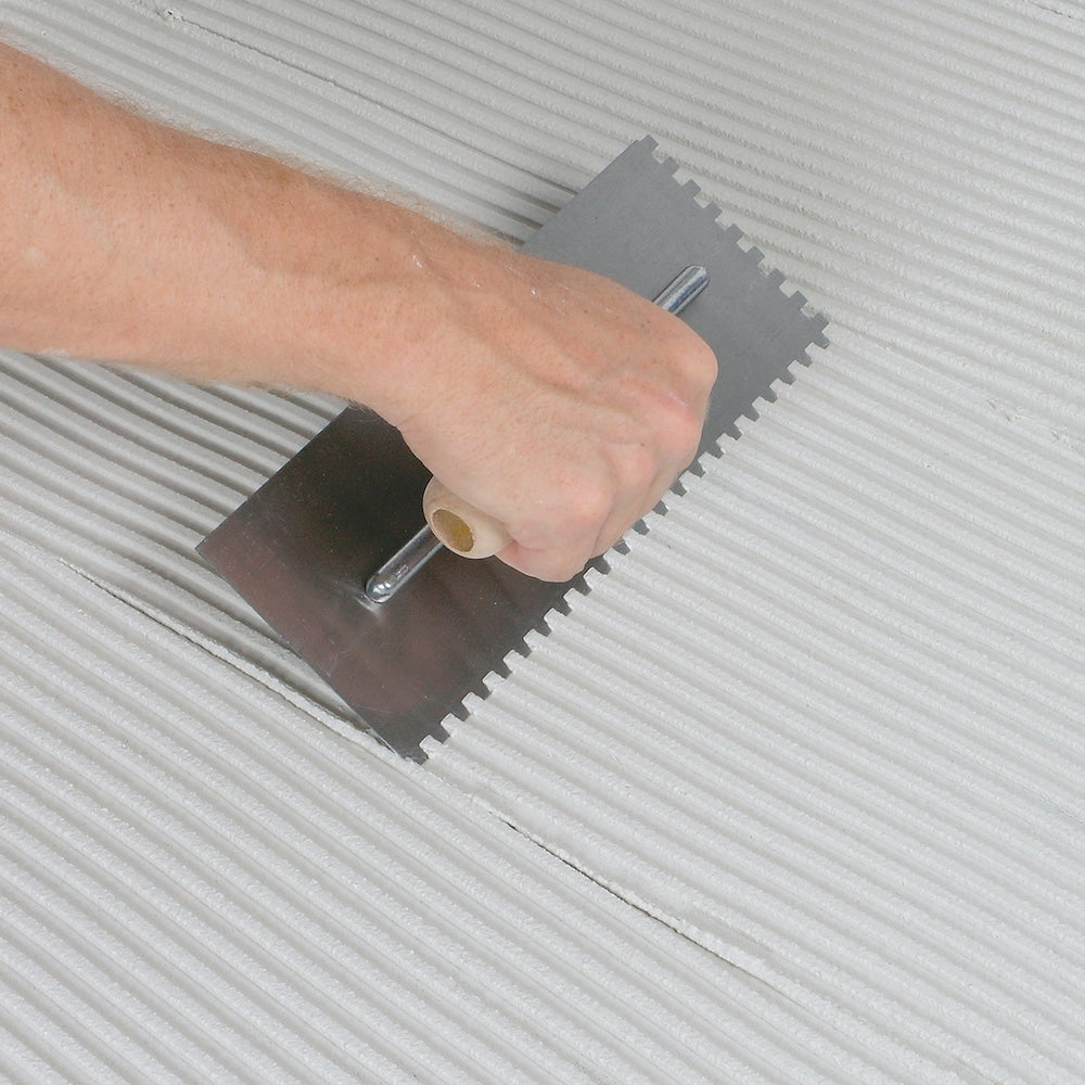 Truelle à plancher traditionnelle à encoches carrées en acier au carbone avec manche en bois de 1/4 po x 1/4 po x 1/4 po