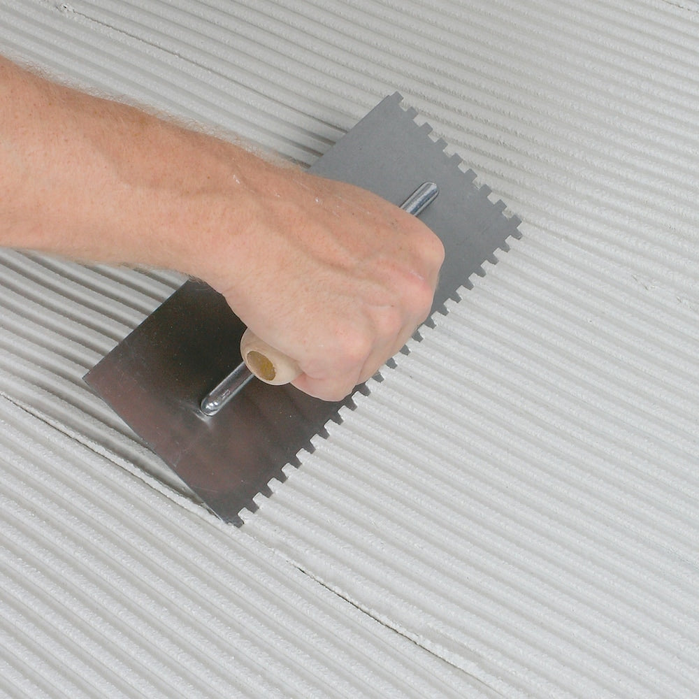 Truelle à plancher traditionnelle en acier au carbone à encoches carrées avec manche en bois de 1/4 po x 3/8 po x 1/4 po