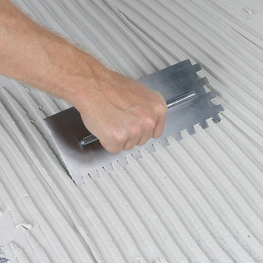 Truelle à plancher traditionnelle en acier au carbone à encoches carrées avec manche en bois de 1/2 po x 1/2 po x 1/2 po