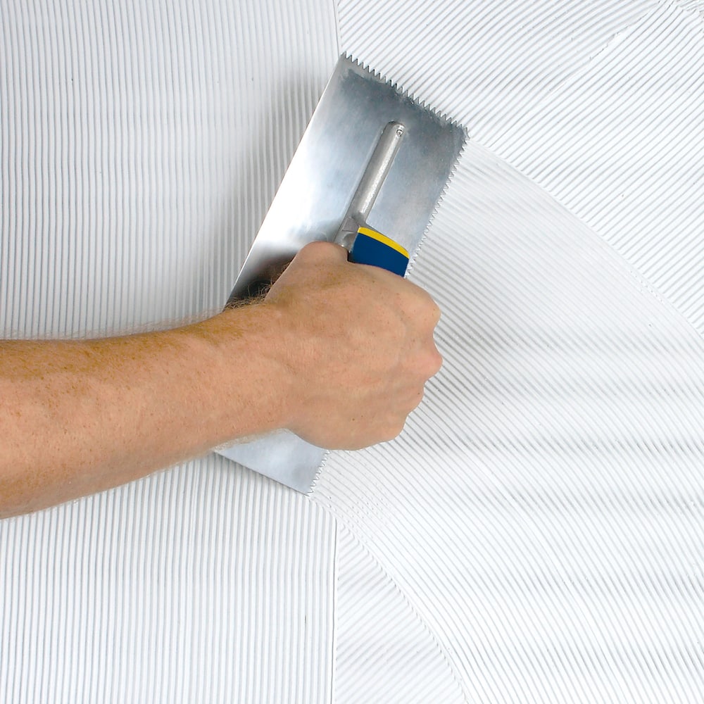 Truelle à plancher à encoches en V en acier inoxydable à prise confortable de 3/16 po x 5/32 po