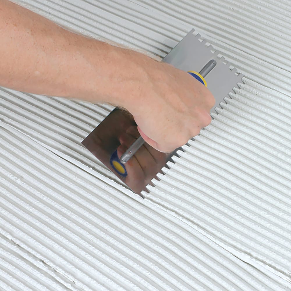 Truelle à plancher à encoches carrées en acier inoxydable Comfort Grip de 1/4 po x 1/4 po x 1/4 po