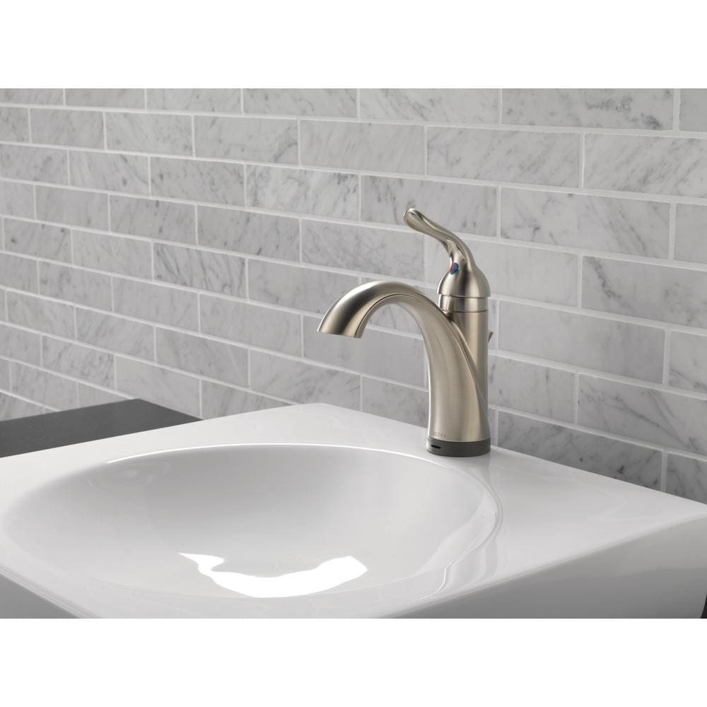 Robinet de lavabo de salle de bain à trou unique Lahara à poignée unique et à levier central, montage sur pont, débit standard en acier inoxydable