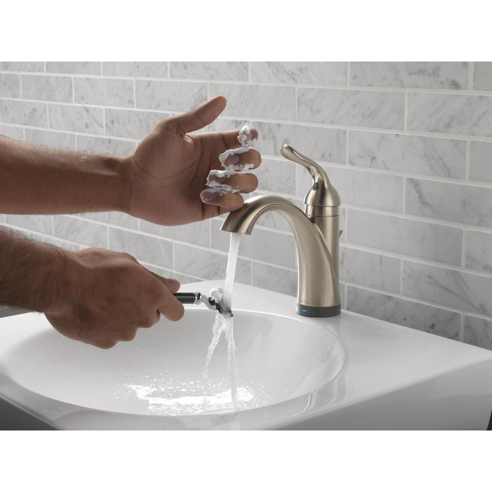 Robinet de lavabo de salle de bain à trou unique Lahara à poignée unique et à levier central, montage sur pont, débit standard en acier inoxydable