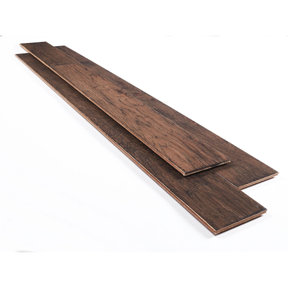 Plancher de bois franc d'ingénierie emboîtable en noyer fumé aléatoire L x 4 7/8 po l x 12 mm brun foncé (25,83 pi2/caisse)