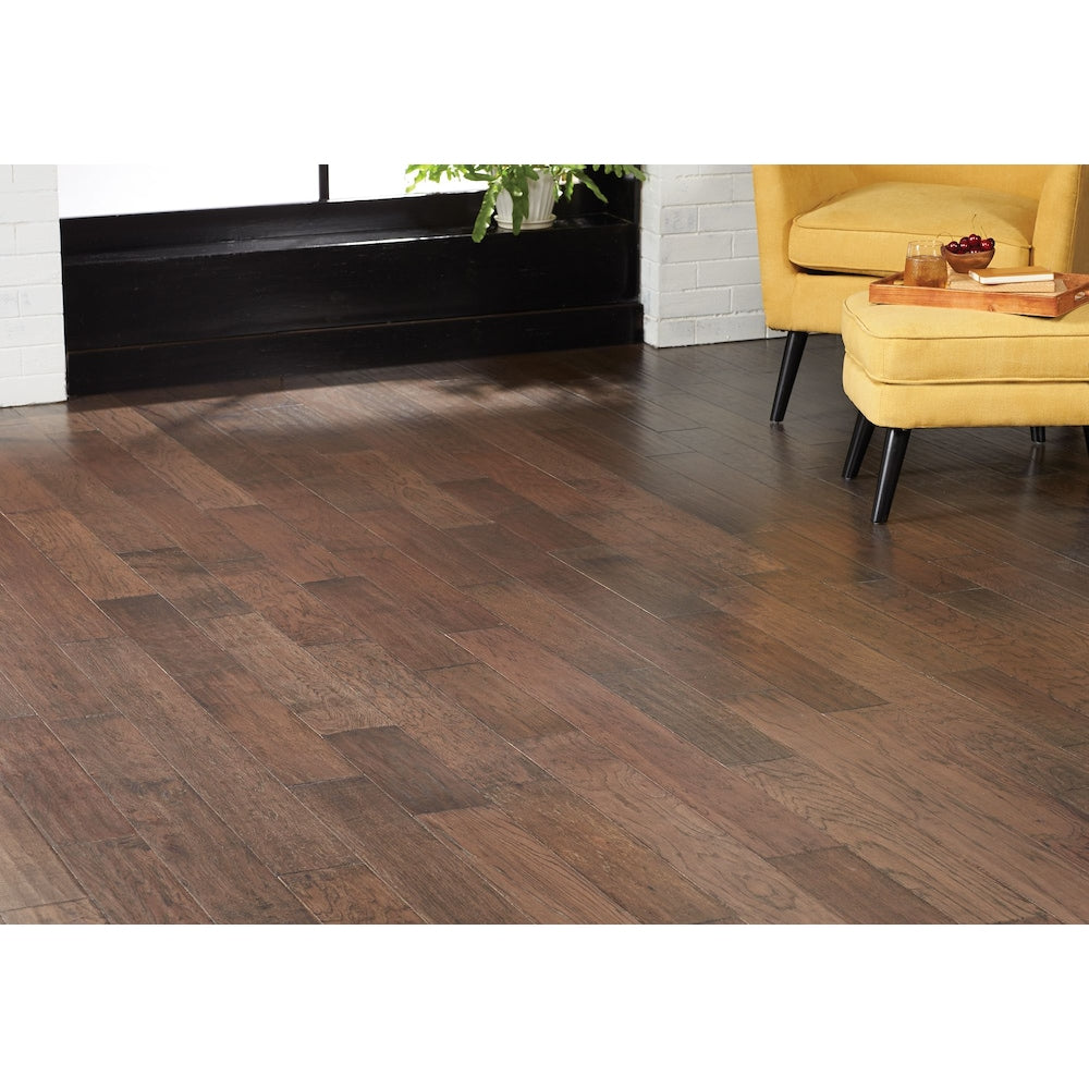 Plancher de bois franc d'ingénierie emboîtable en noyer fumé aléatoire L x 4 7/8 po l x 12 mm brun foncé (25,83 pi2/caisse)