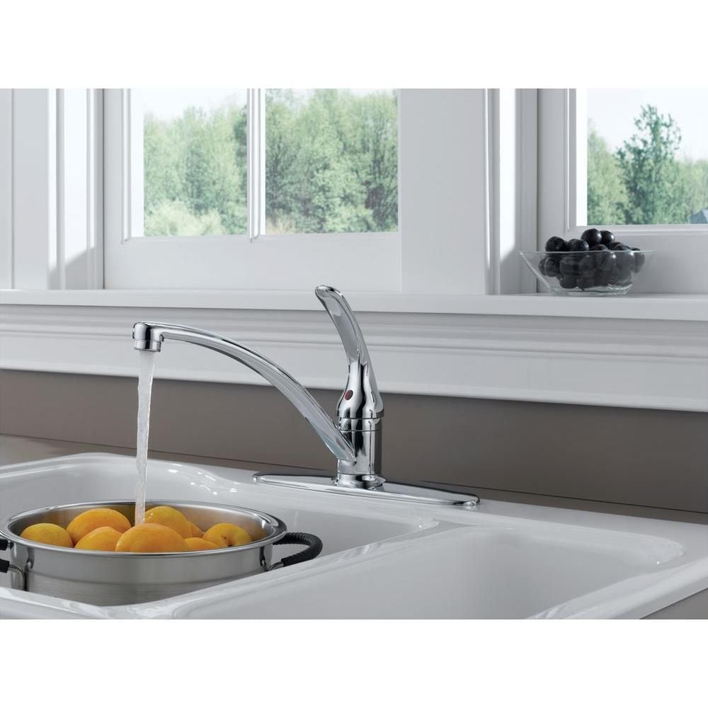 Robinet de cuisine standard à poignée unique Foundations en chrome