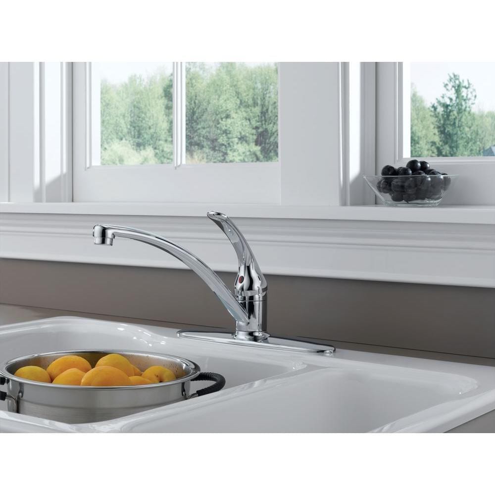 Robinet de cuisine standard à poignée unique Foundations en chrome