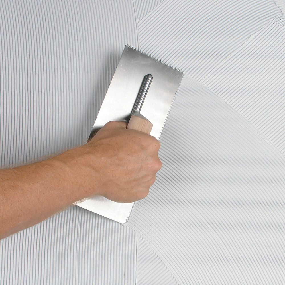 Truelle à plancher traditionnelle en acier au carbone à encoches en V de 1/4 po x 3/16 po avec manche en bois