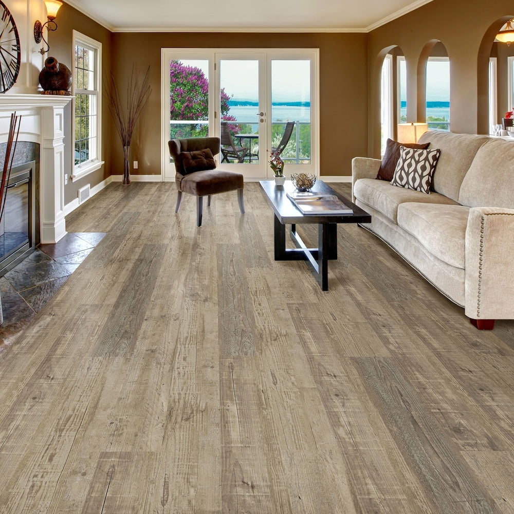 Plancher de vinyle de luxe imperméable à encliquetage 22 MIL Valdosta Pine Greige 8 mm x 8,7 po l x 72 po L (26 pi2/caisse)