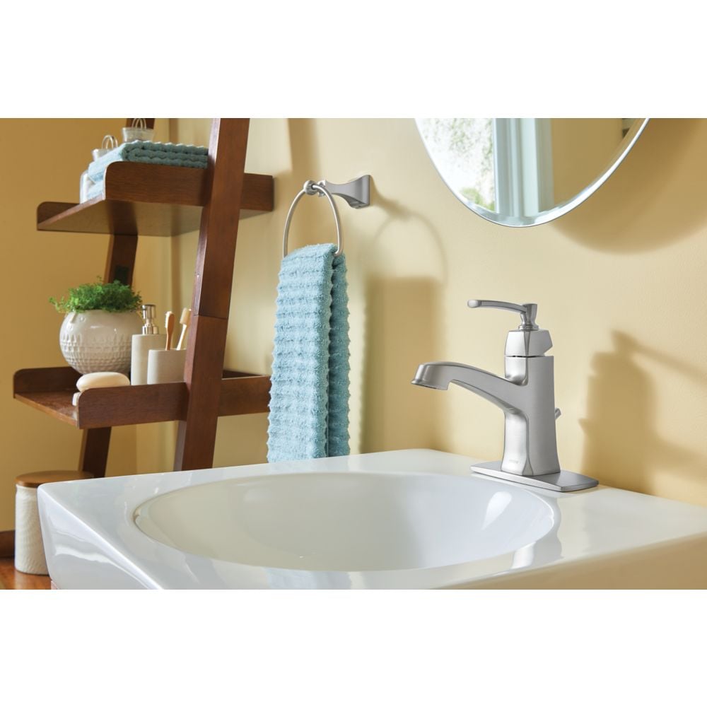 Robinet de lavabo de salle de bain à poignée unique Conway de 4 pouces avec plaque de pont en nickel brossé résistant aux taches (vidange et valve incluses)