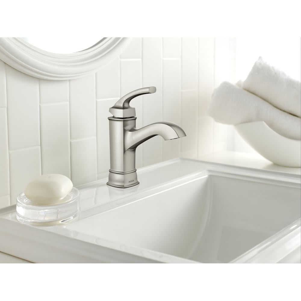 Robinet de lavabo de salle de bain à poignée unique Hensley de 4 pouces avec plaque de pont en nickel brossé résistant aux taches (vidange et valve incluses)