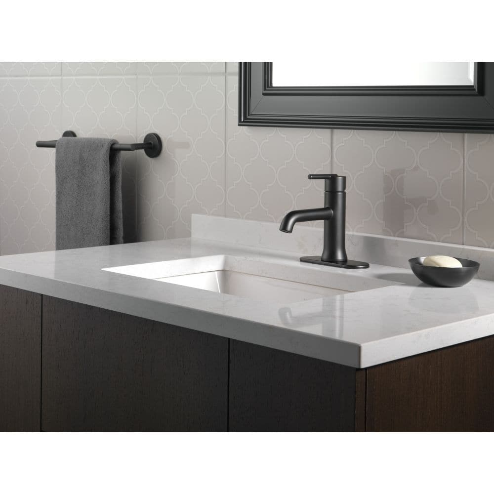 Robinet de lavabo de salle de bain à poignée unique et à trou unique Trinsic, montage sur pont, débit standard, noir mat