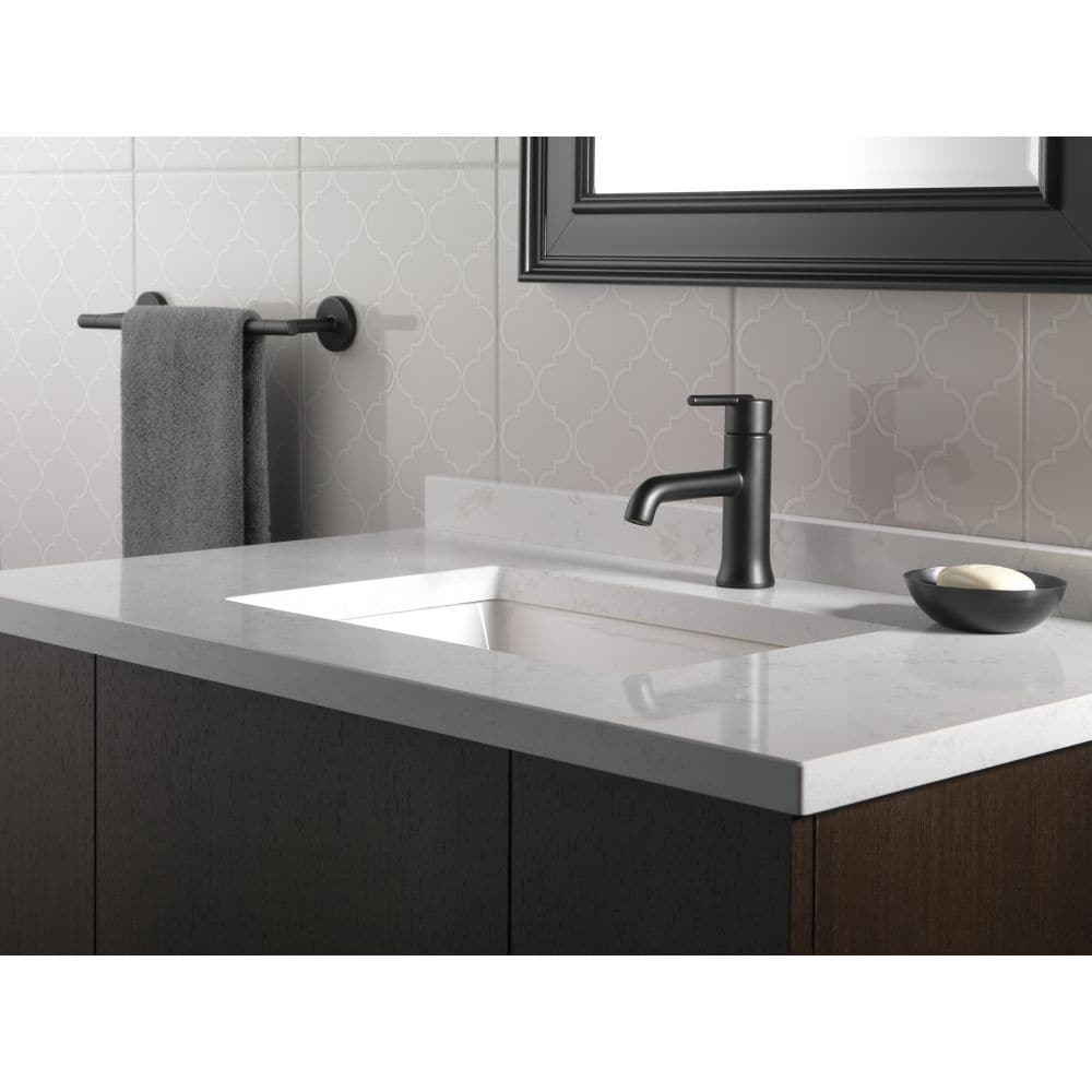 Robinet de lavabo de salle de bain à poignée unique et à trou unique Trinsic, montage sur pont, débit standard, noir mat